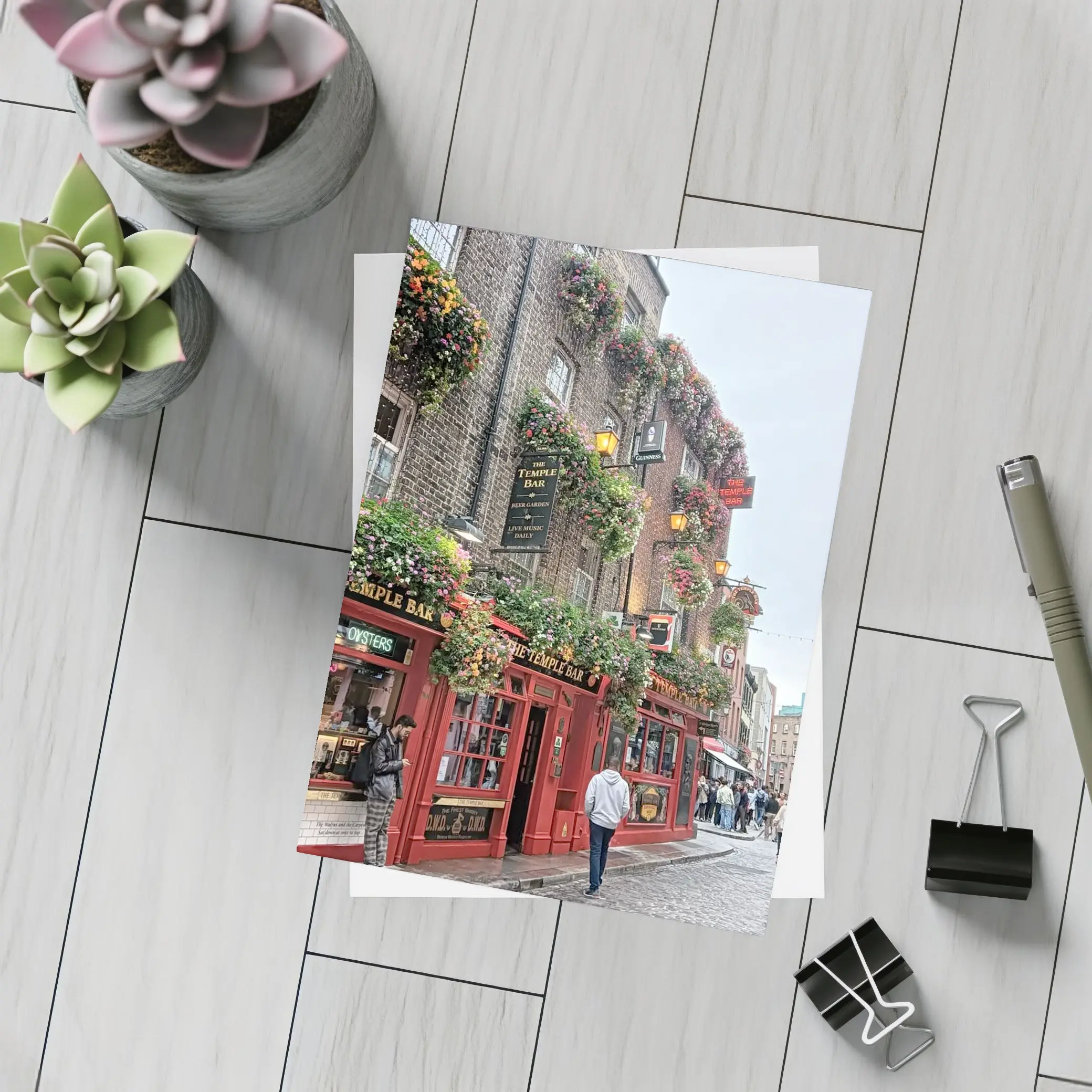 Temple Bar Pub Dublin Street Scene – Postcards