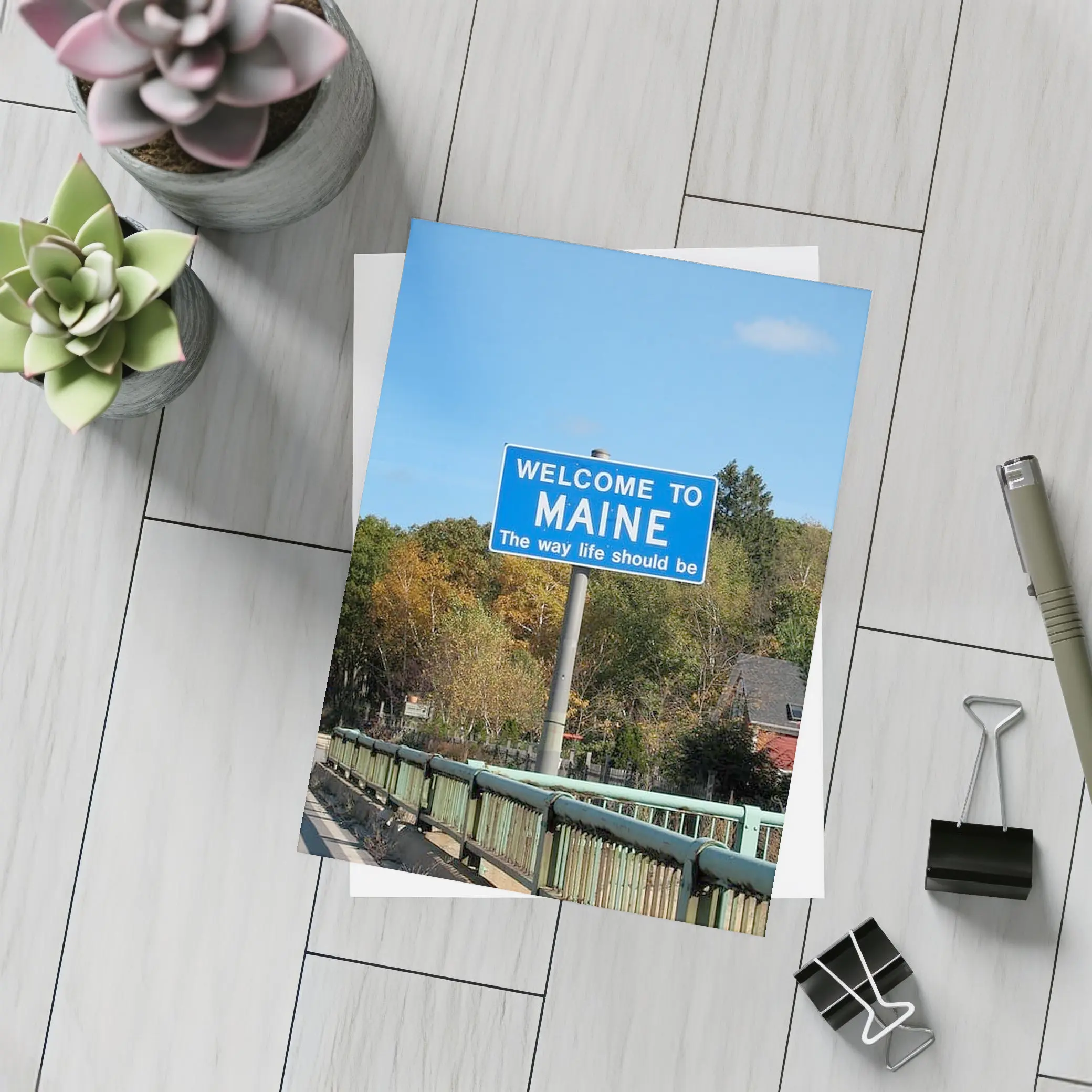 Welcome To Maine Sign Autumn Trees – Postcards