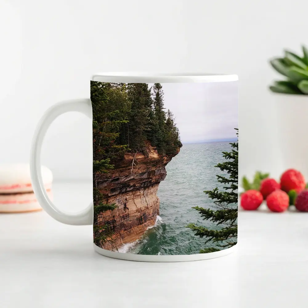 Red Sandstone Cliff Above Teal Lake – Mugs