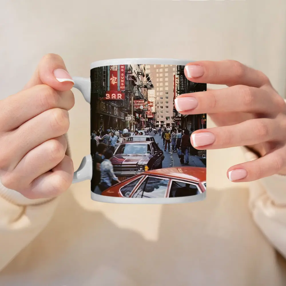 New York Chinatown Busy Street Retro Scene – Mugs