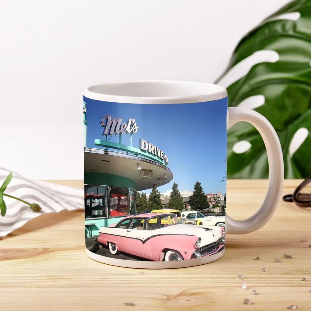 Pink Ford Crown Victoria at Mels Diner – Mugs