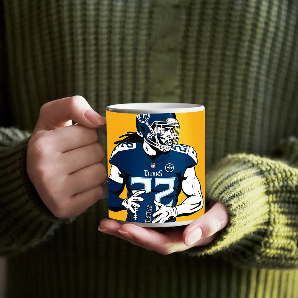 Derrick Henry Titans Football Player Yellow Background – Mugs