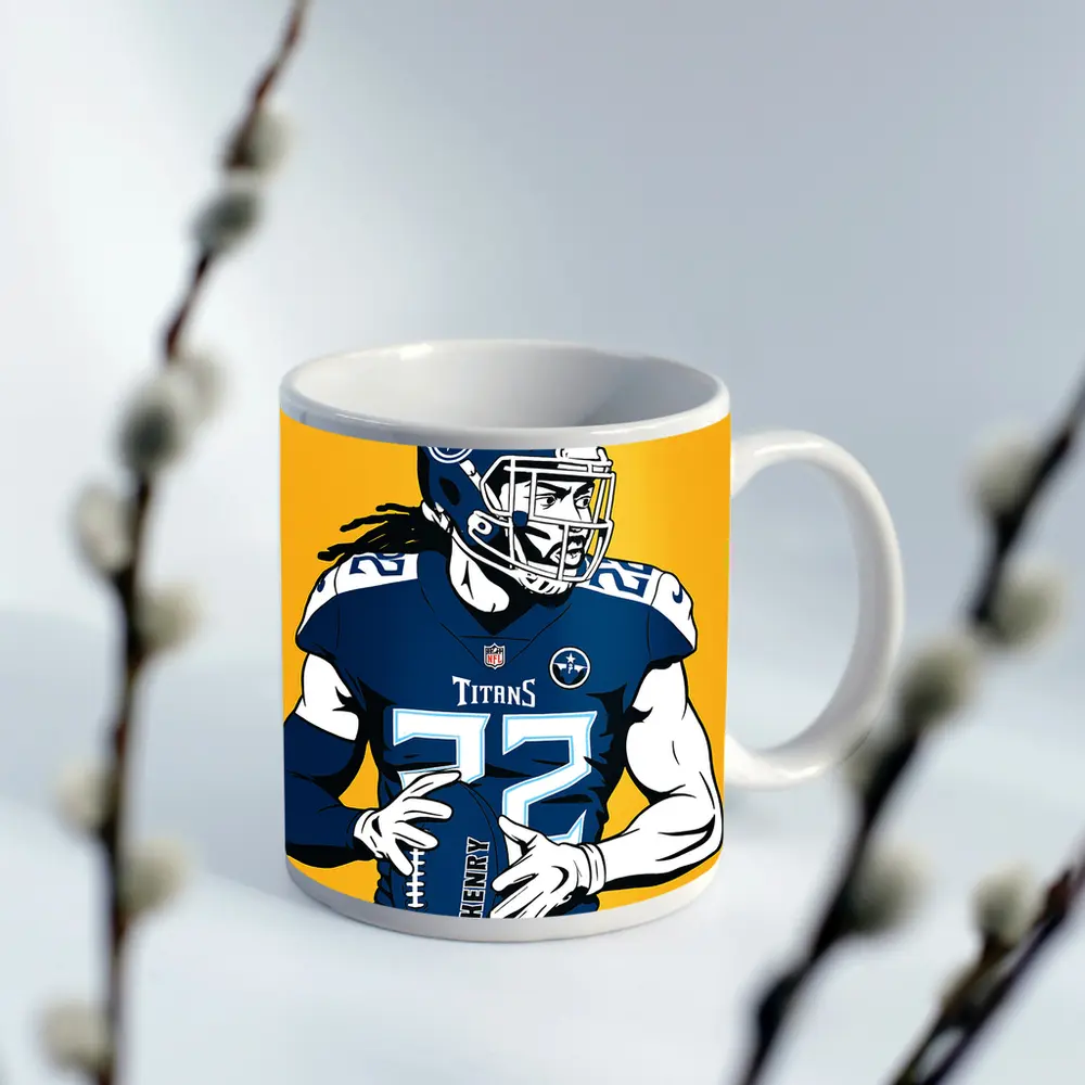 Derrick Henry Titans Football Player Yellow Background – Mugs