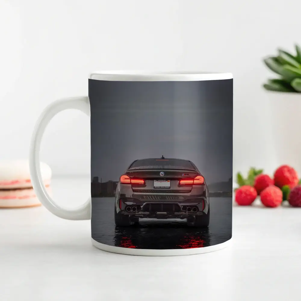 BMW M5 F90 Rear View Rainy Night – Mugs