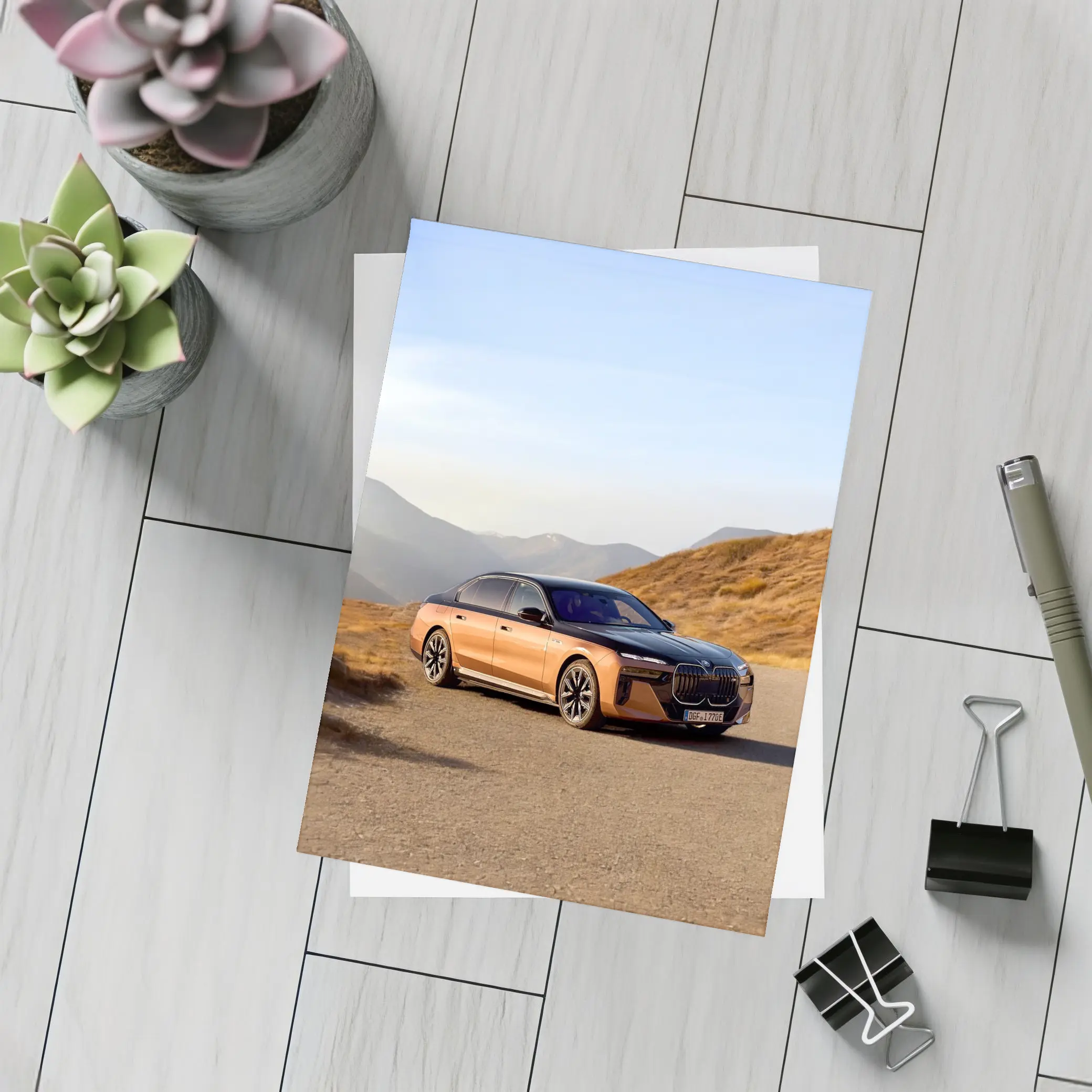 BMW i7 M70 Mountain Road Copper Black – Postcards