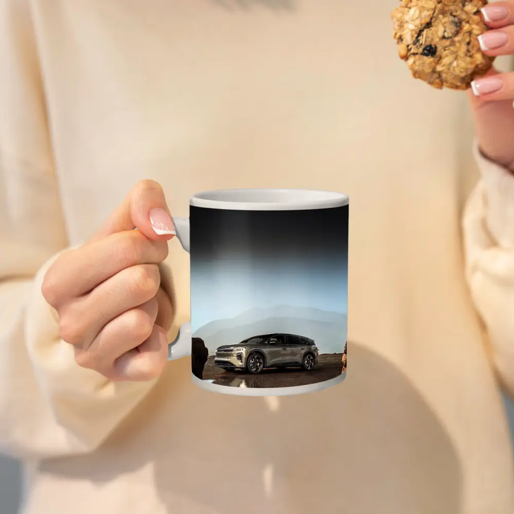 Lucid Gravity SUV Parked Rocky Mountain Landscape – Mugs