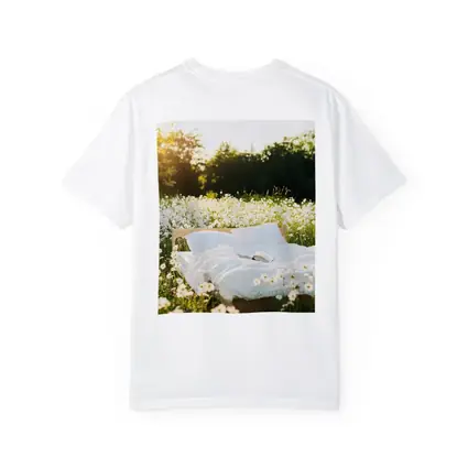 Cozy Bed In Sunny Daisy Field